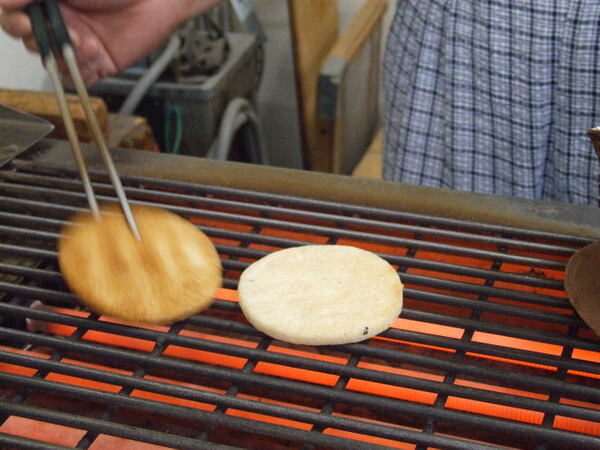 野田市煎餅職人・大川やのせんべいの手焼風景